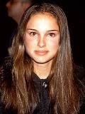 Natalie Portman con Blusa Negra y Pelo Suelto